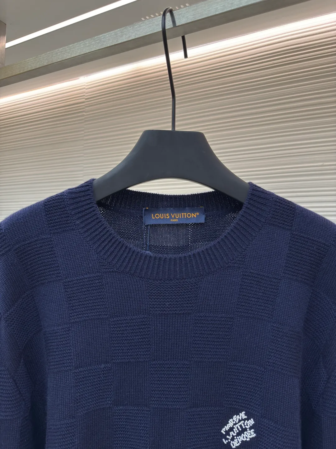 LOUIS VUITTON wool beaded pullover ●Authentic product: 10999 purchase and development ●Item number: 1680422-B90 ●Fabric: wool fabric ●Technology: knitted production ●Version: Loose fit ●Weight: about 660 grams ●Size: XS-S-M-L ●Description: The fabric is made of 100% exclusive wool fabric to ensure its rich texture and excellent performance. Made with imported computer cutting technology, the workmanship quality is immediately reflected. The overall wiring is straight and delicate, the fabric is comfortable and soft, and the color is consistent without color difference. It can be matched with the same style to create a fashionable look and control various occasions. Customized accessories, complete with three standards, same style for men and women!